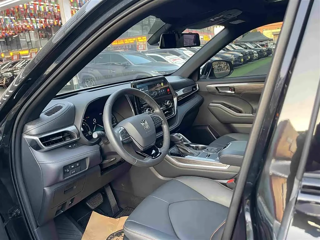 Toyota Crown Kluger 2025 — Photo 8/20