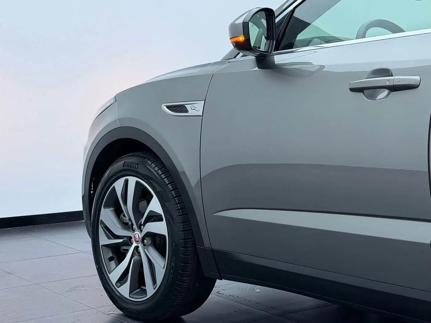 Jaguar E-PACE 2023 — Фото 8/20