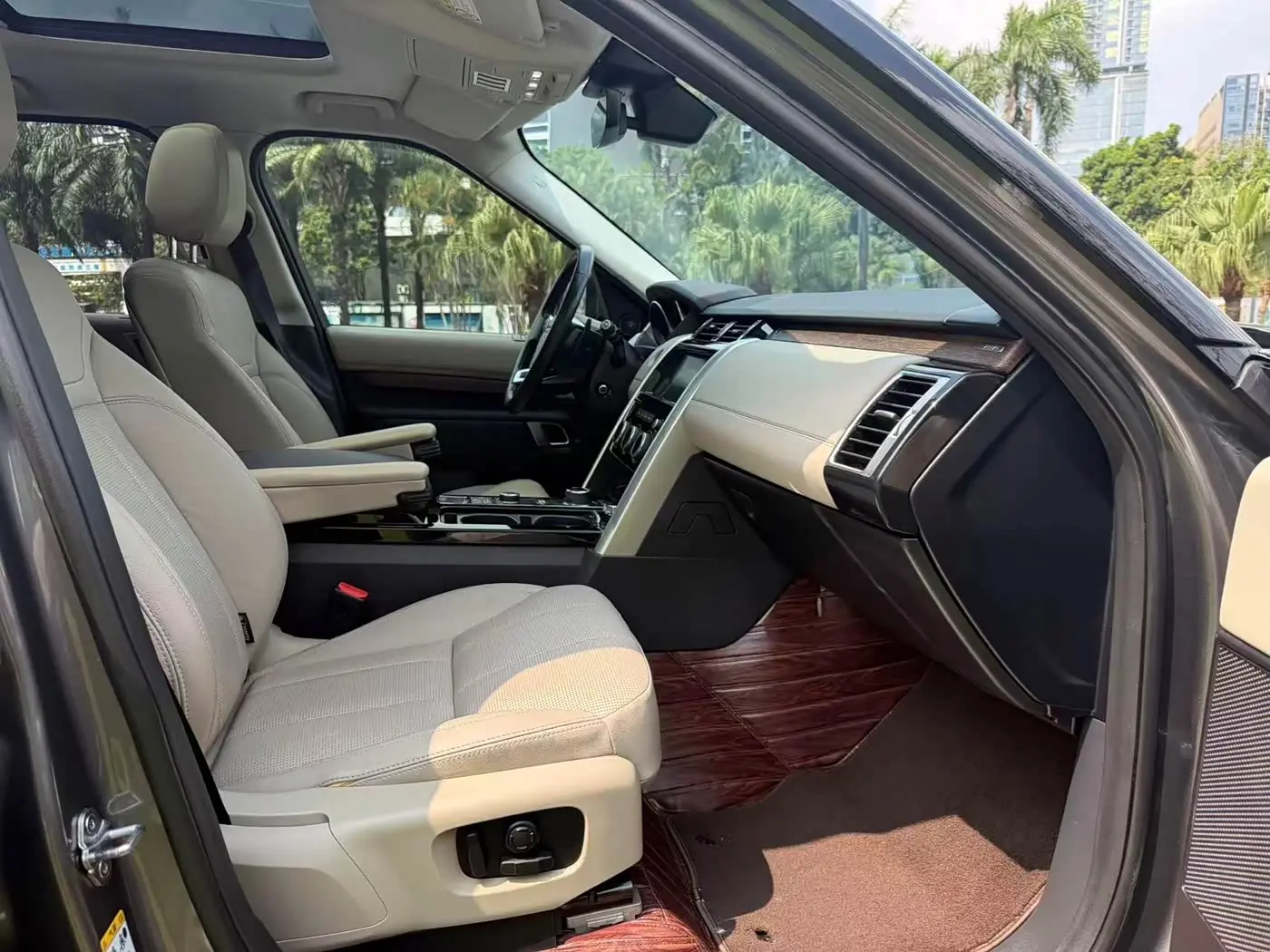 Land Rover Discovery 2018 — Photo 11/12