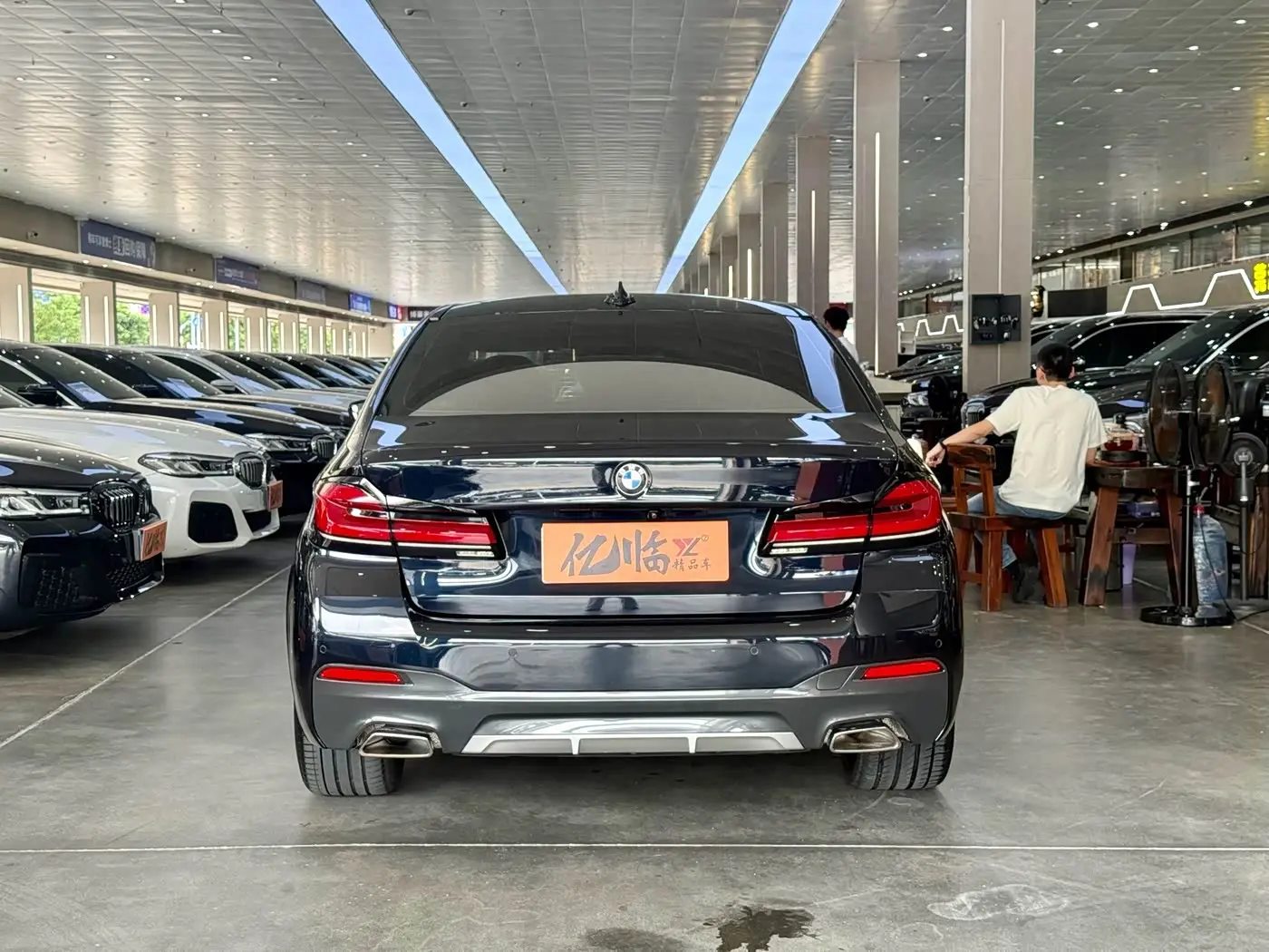 BMW 5 Series 2021 — Photo 16/17