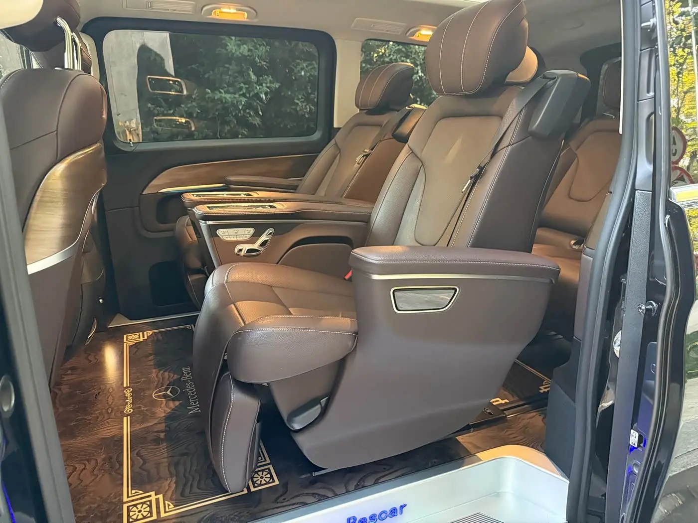 Mercedes-Benz V-Class 2023 — Photo 6/12