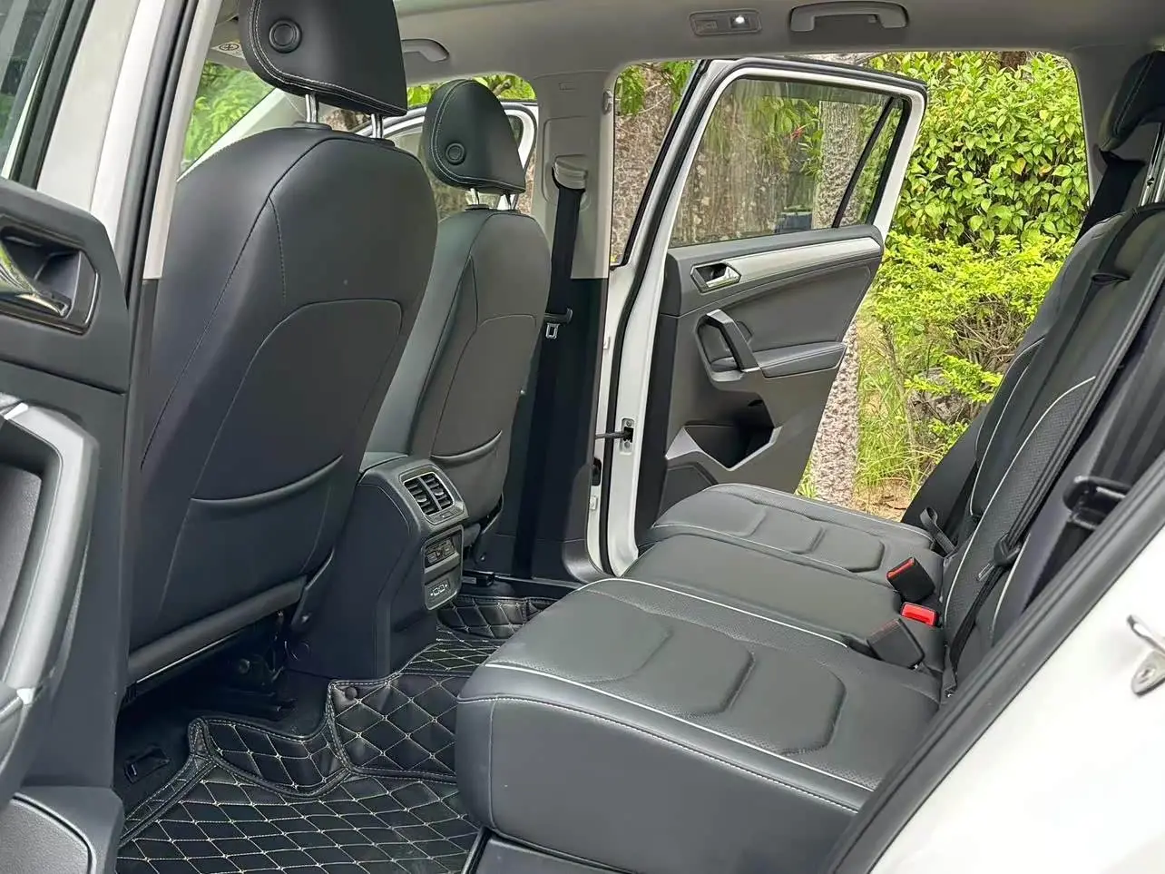 Volkswagen Tiguan L PHEV 2021 — Photo 8/18