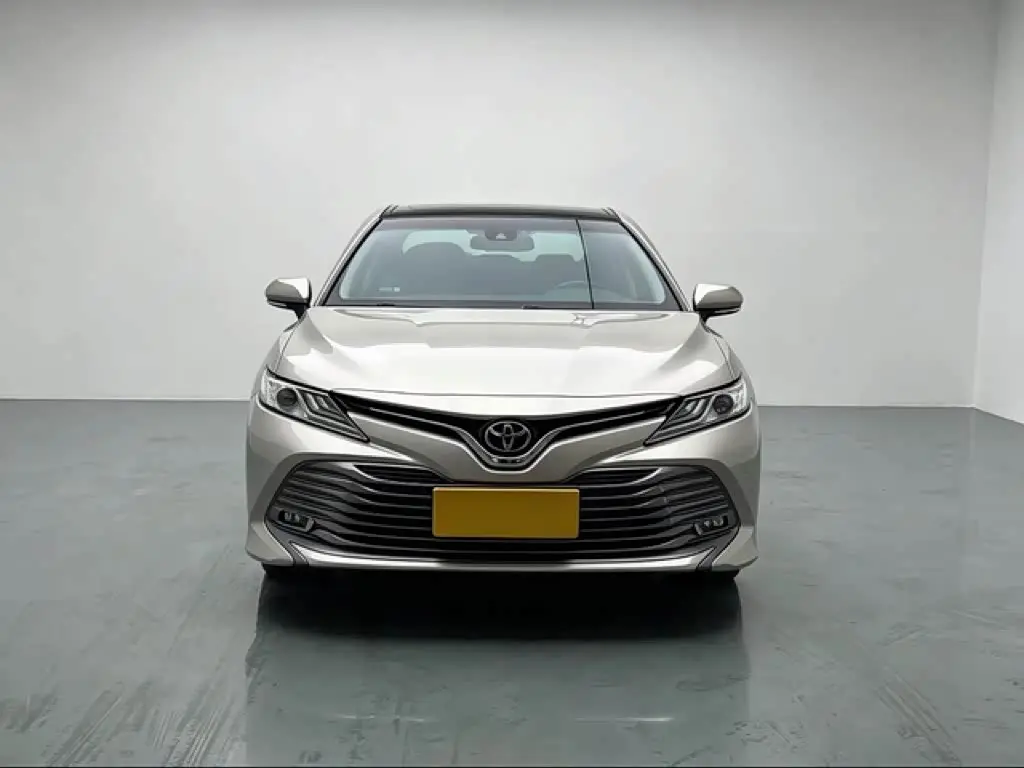 Toyota Camry 2019 — Фото 2/19