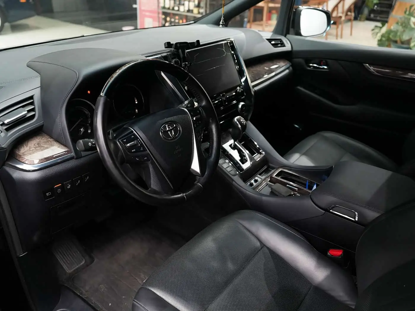 Toyota Alphard 2022 — Photo 13/20