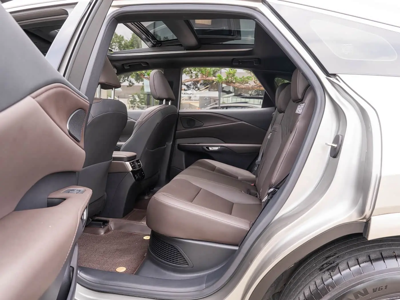 Lexus RX 2025 — Photo 10/20
