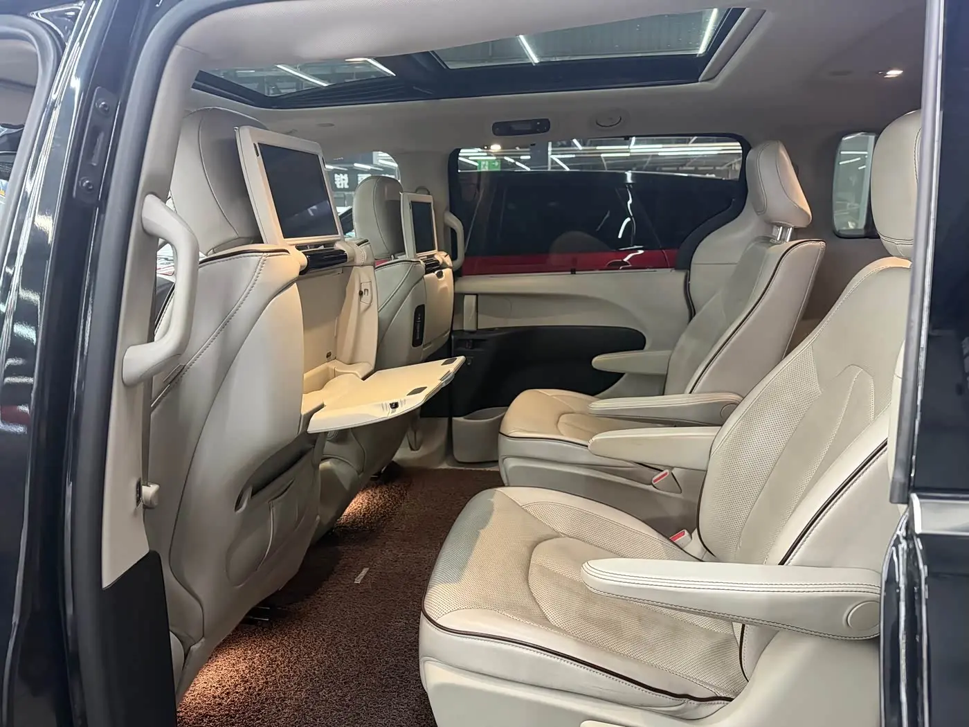 Chrysler Grand Voyager 2018 — Photo 6/17