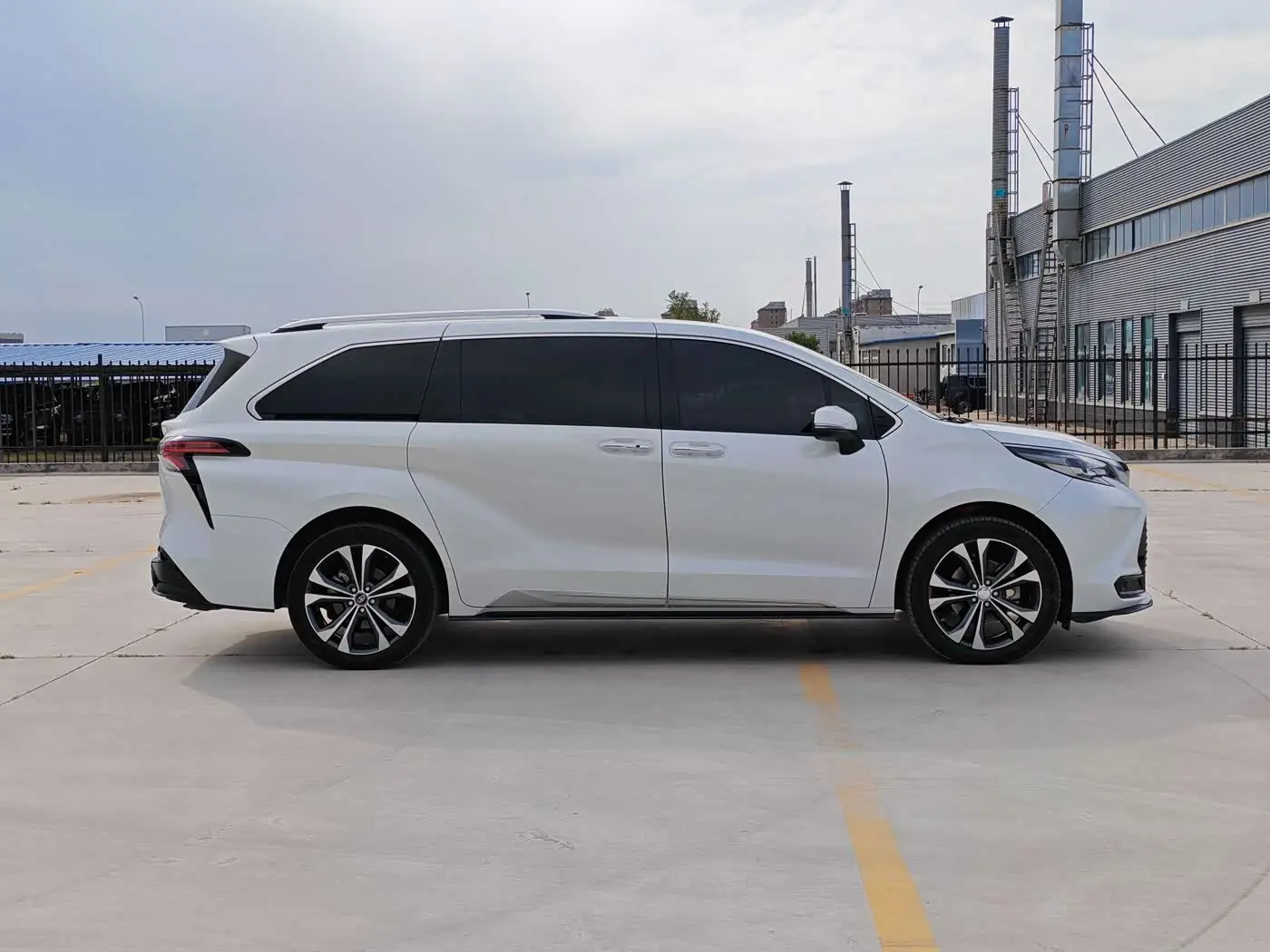 Toyota Sienna 2022 — Photo 4/13