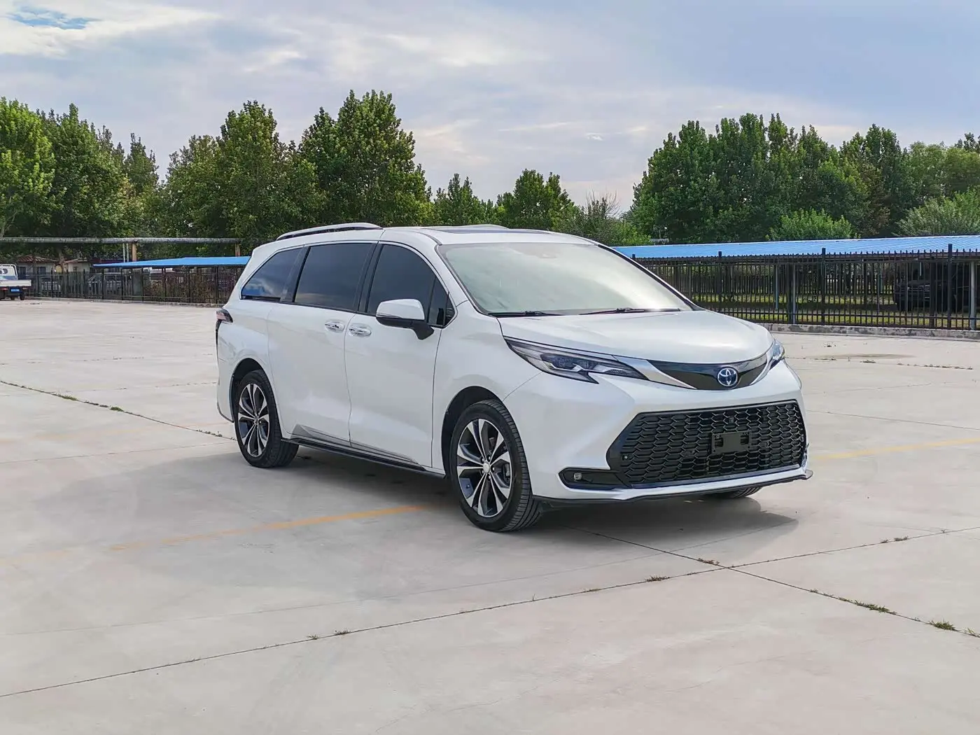 Toyota Sienna 2022 — Photo 3/13