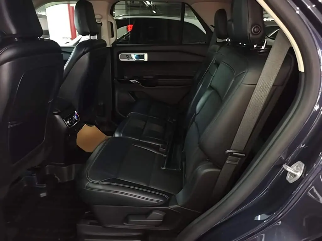 Ford Explorer 2022 — Photo 17/20