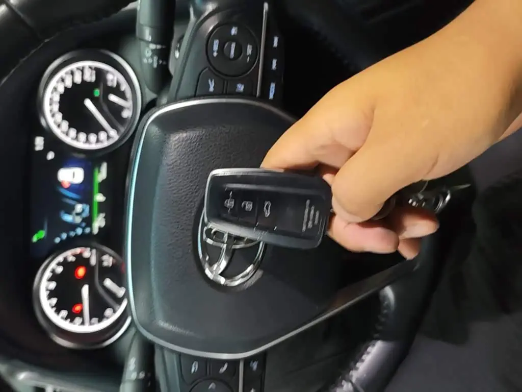 Toyota Camry 2019 — ფოტო 9/20