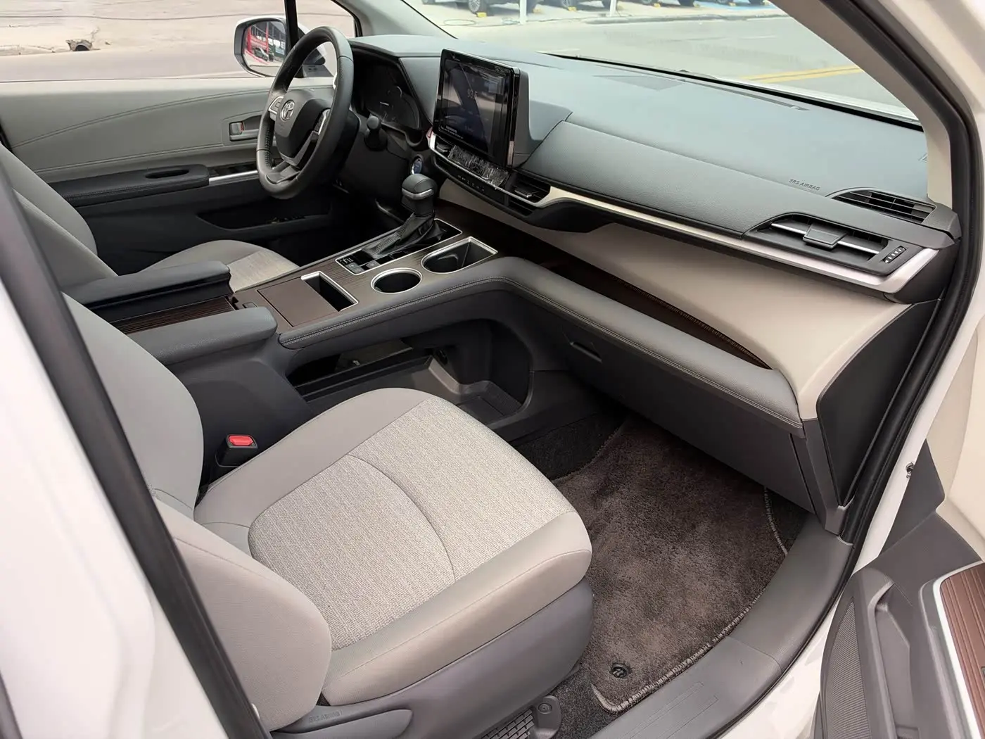 Toyota Sienna 2024 — ფოტო 8/17