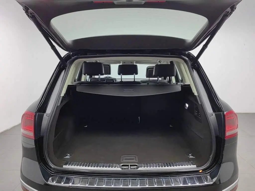Volkswagen Touareg 2017 — ფოტო 16/20