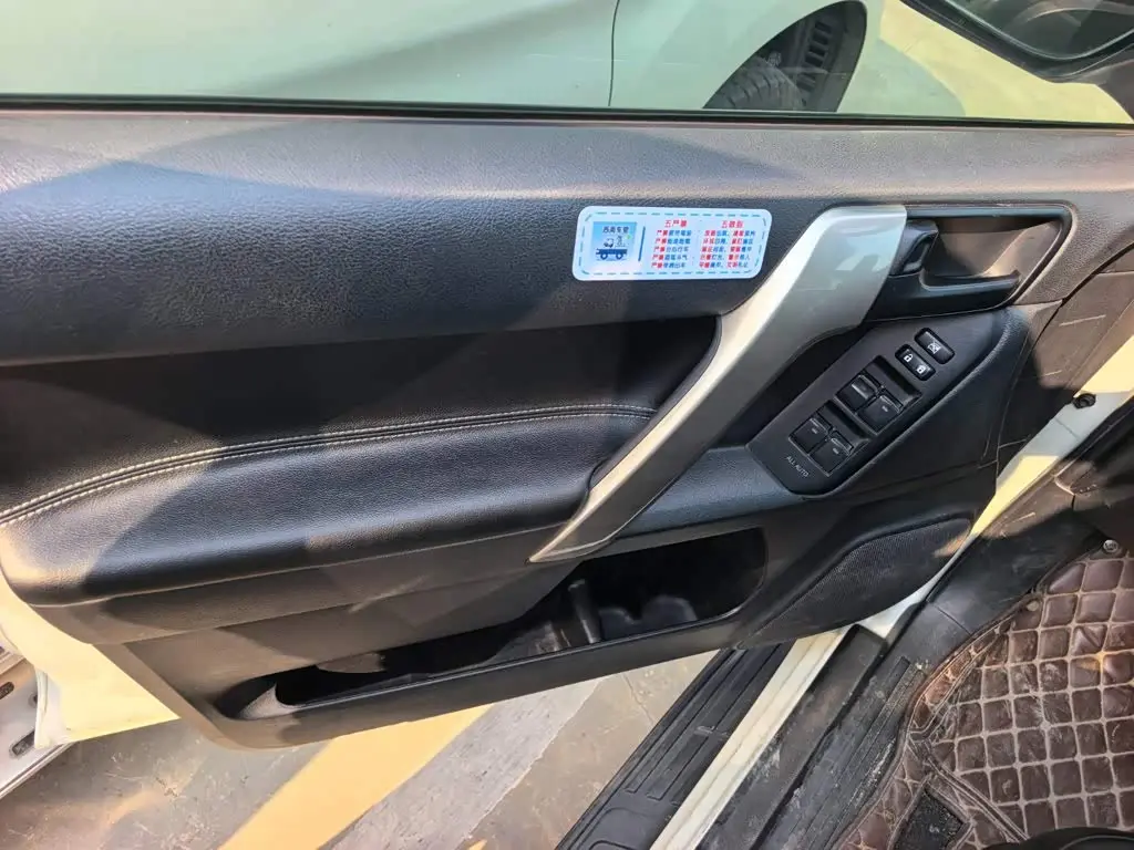 Toyota Prado 2019 — ფოტო 8/15