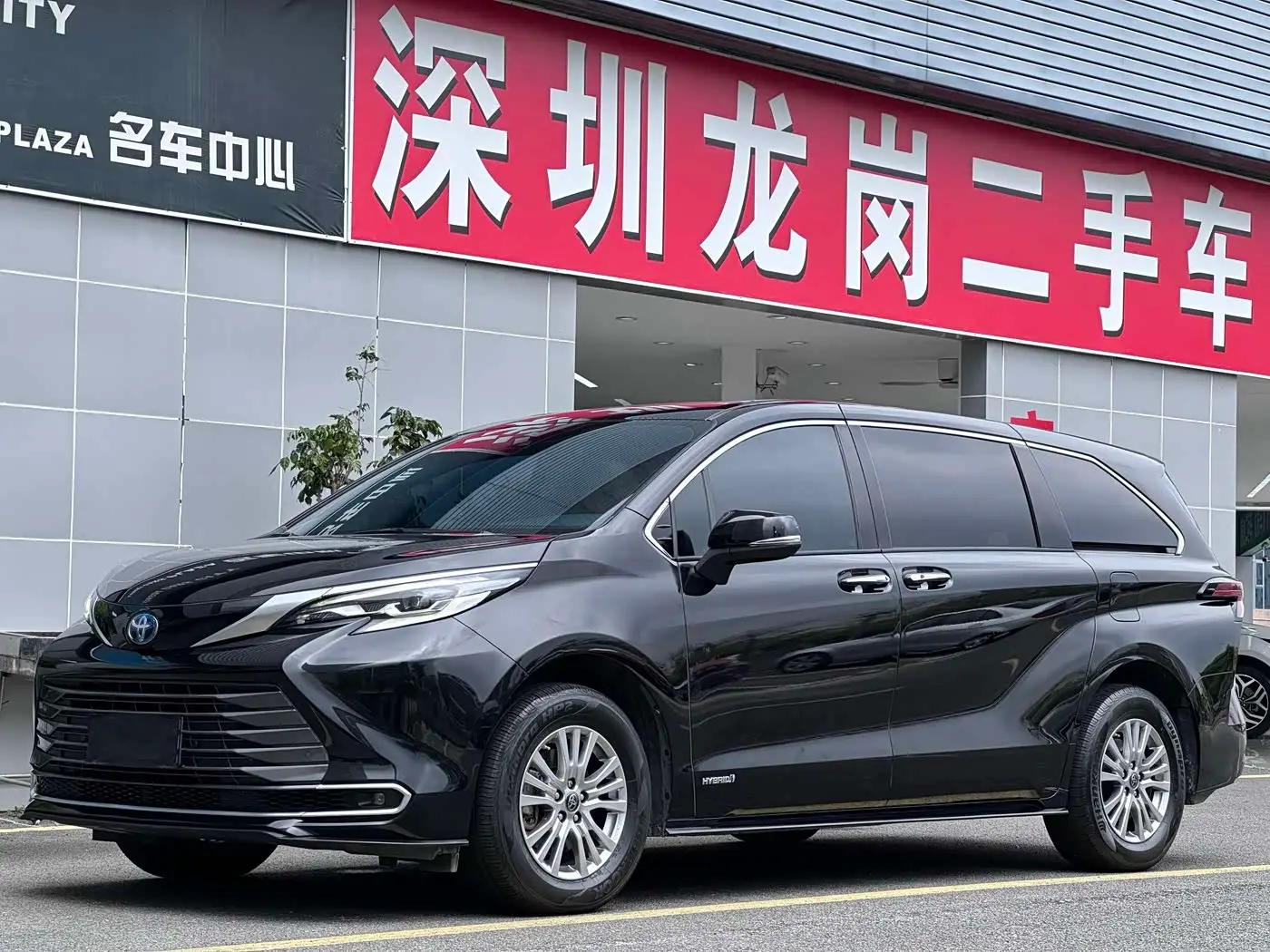 Toyota Sienna 2022 — Фото 1/18