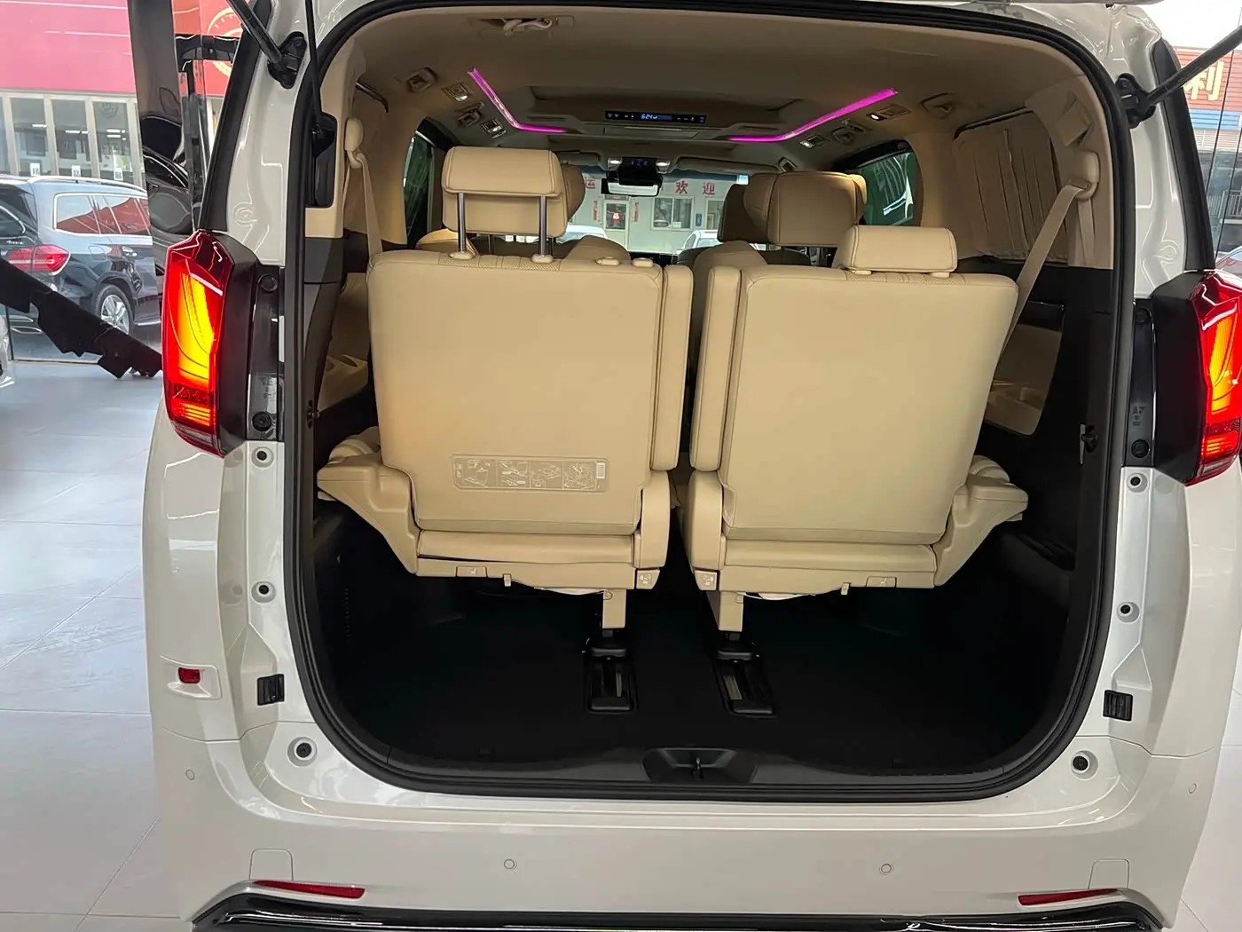 Toyota Alphard 2021 — Photo 17/18