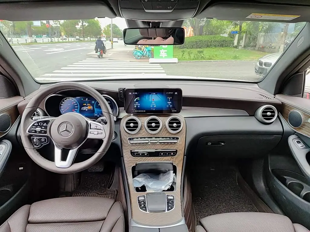 Mercedes-Benz GLC 2022 — Photo 10/11