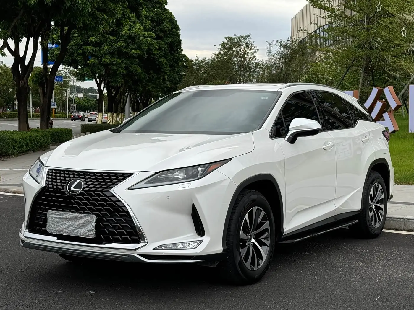 Lexus RX 2021 — Фото 1/20