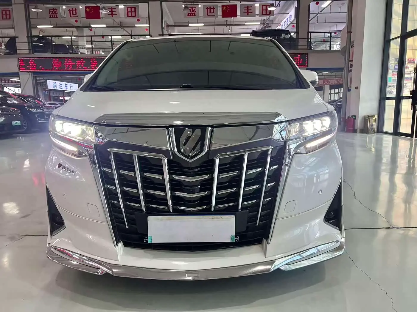 Toyota Alphard 2017 — Photo 2/9
