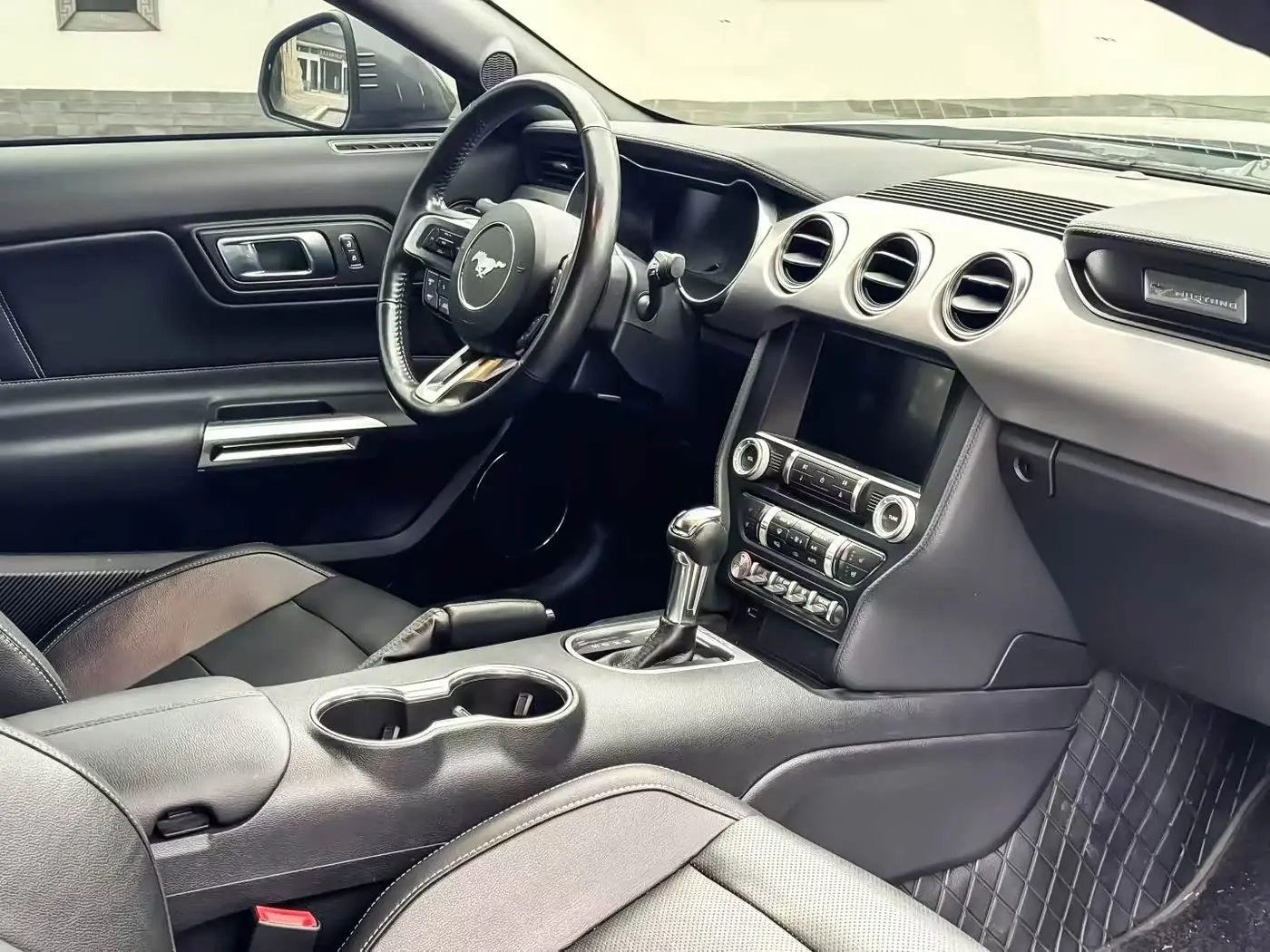 Ford Mustang 2023 — Photo 9/9
