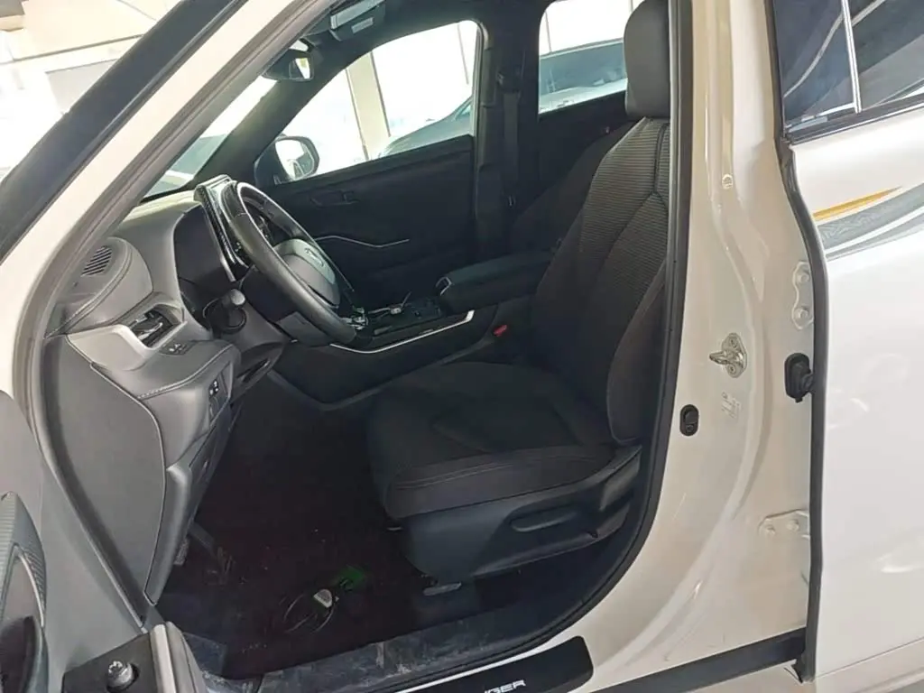 Toyota Crown Kluger 2022 — Photo 14/19