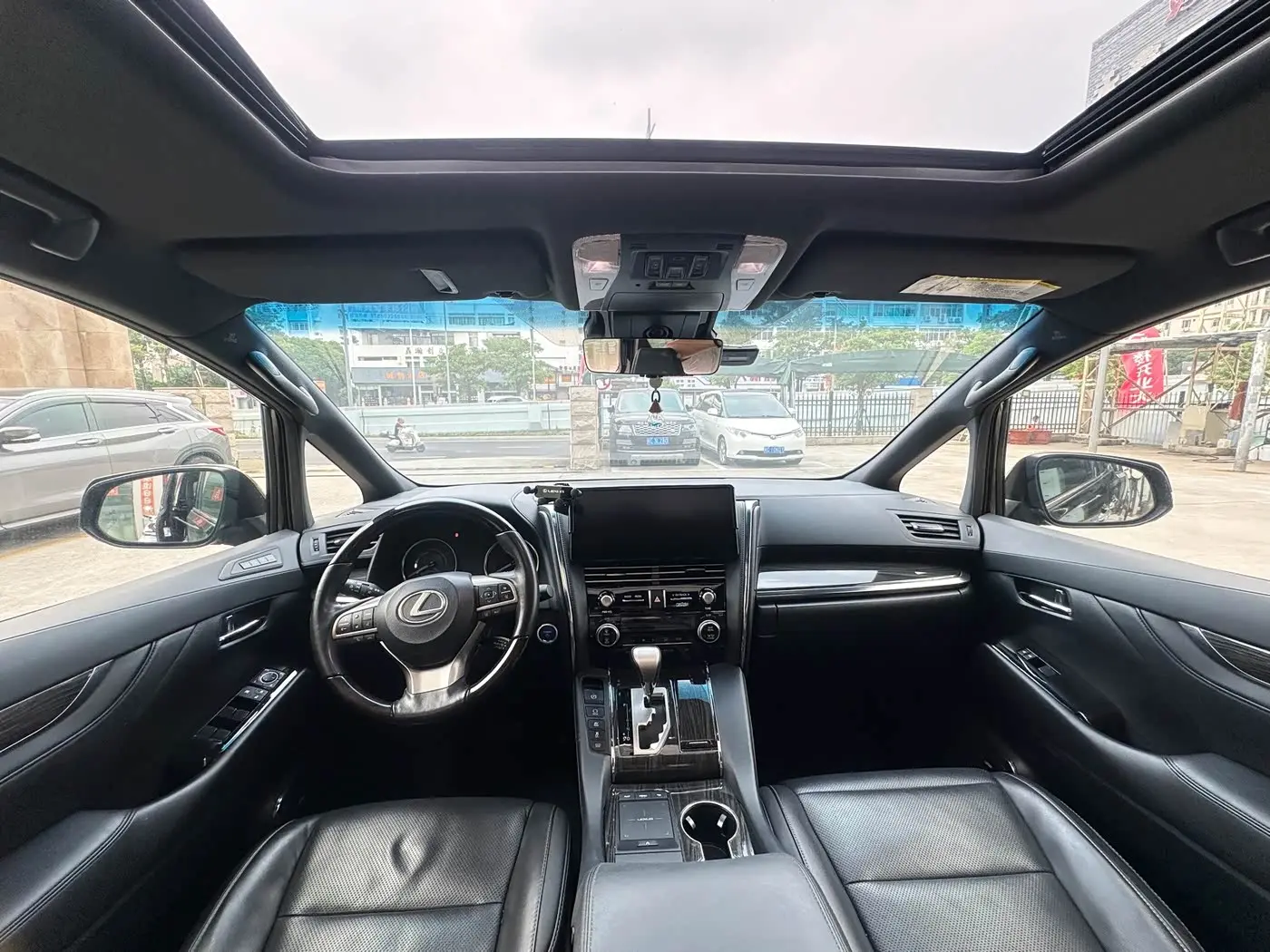 Lexus LM 2023 — Photo 9/13