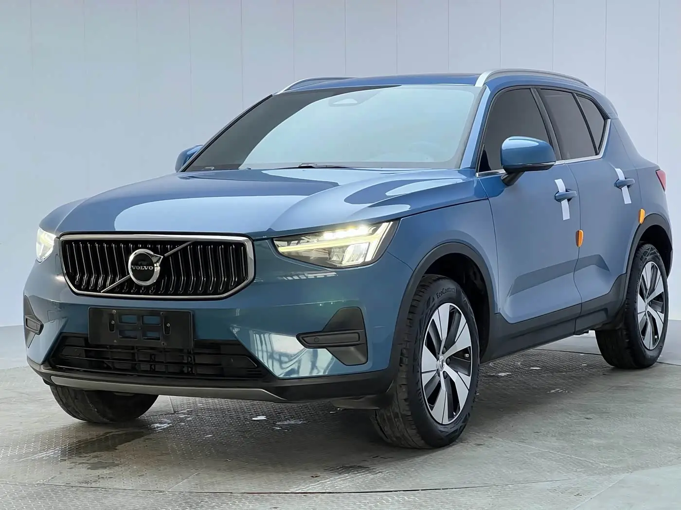 Volvo XC40 2023 — Фото 1/20