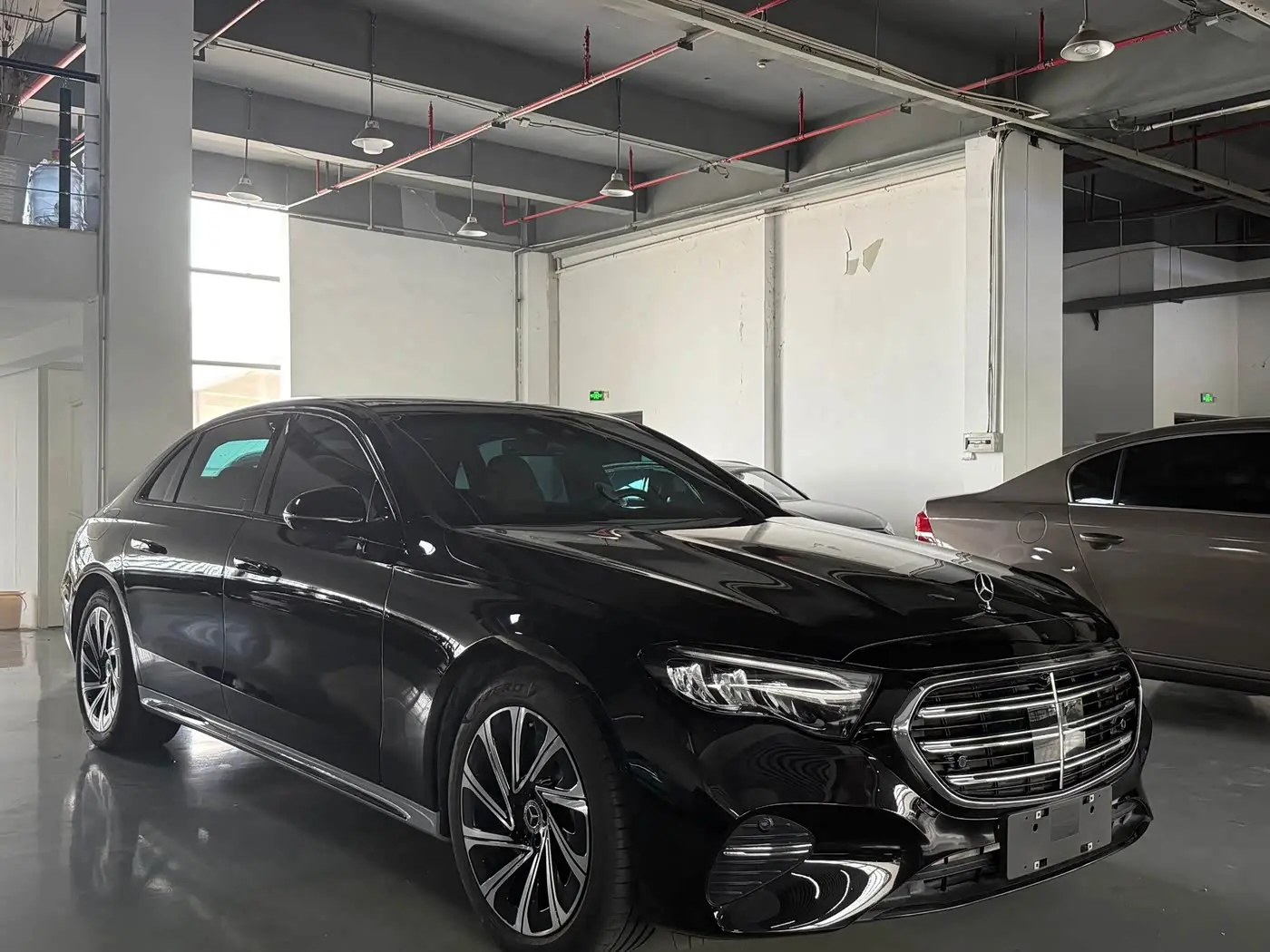 Mercedes-Benz E-Class 2025 — Photo 3/18