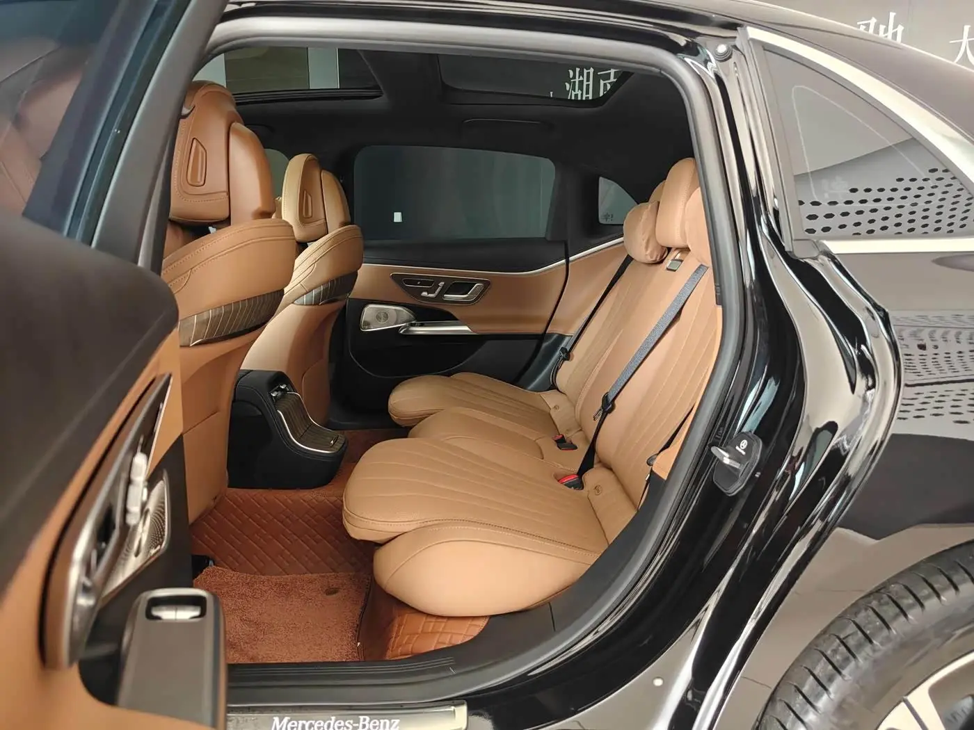 Mercedes-Benz E-Class 2025 — Photo 13/19