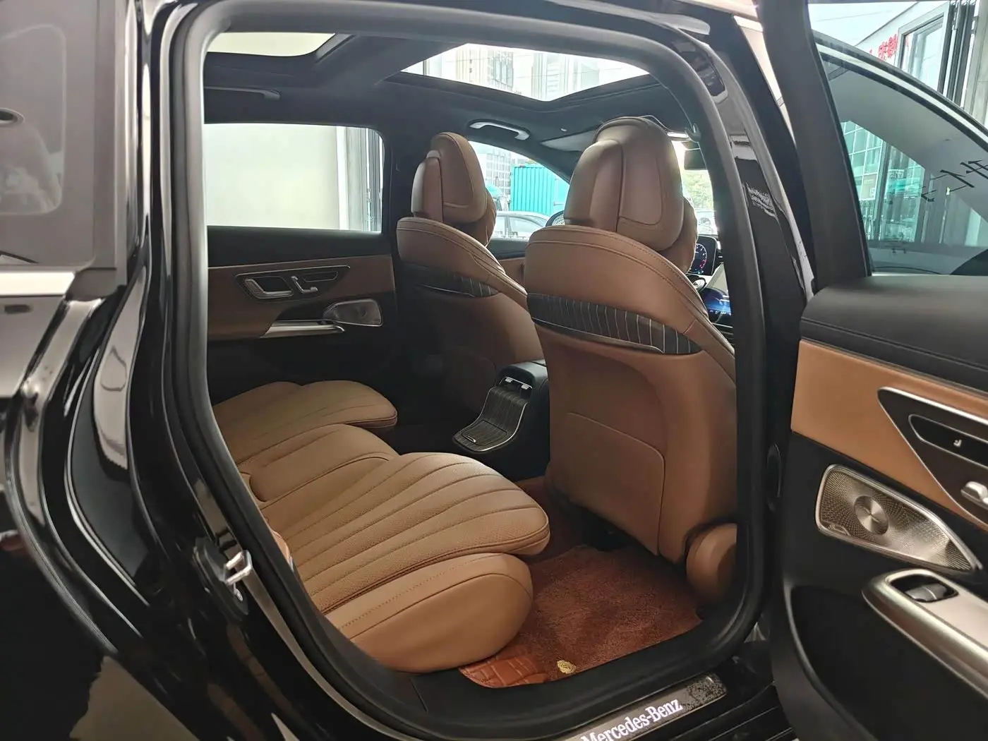 Mercedes-Benz E-Class 2025 — Photo 15/19