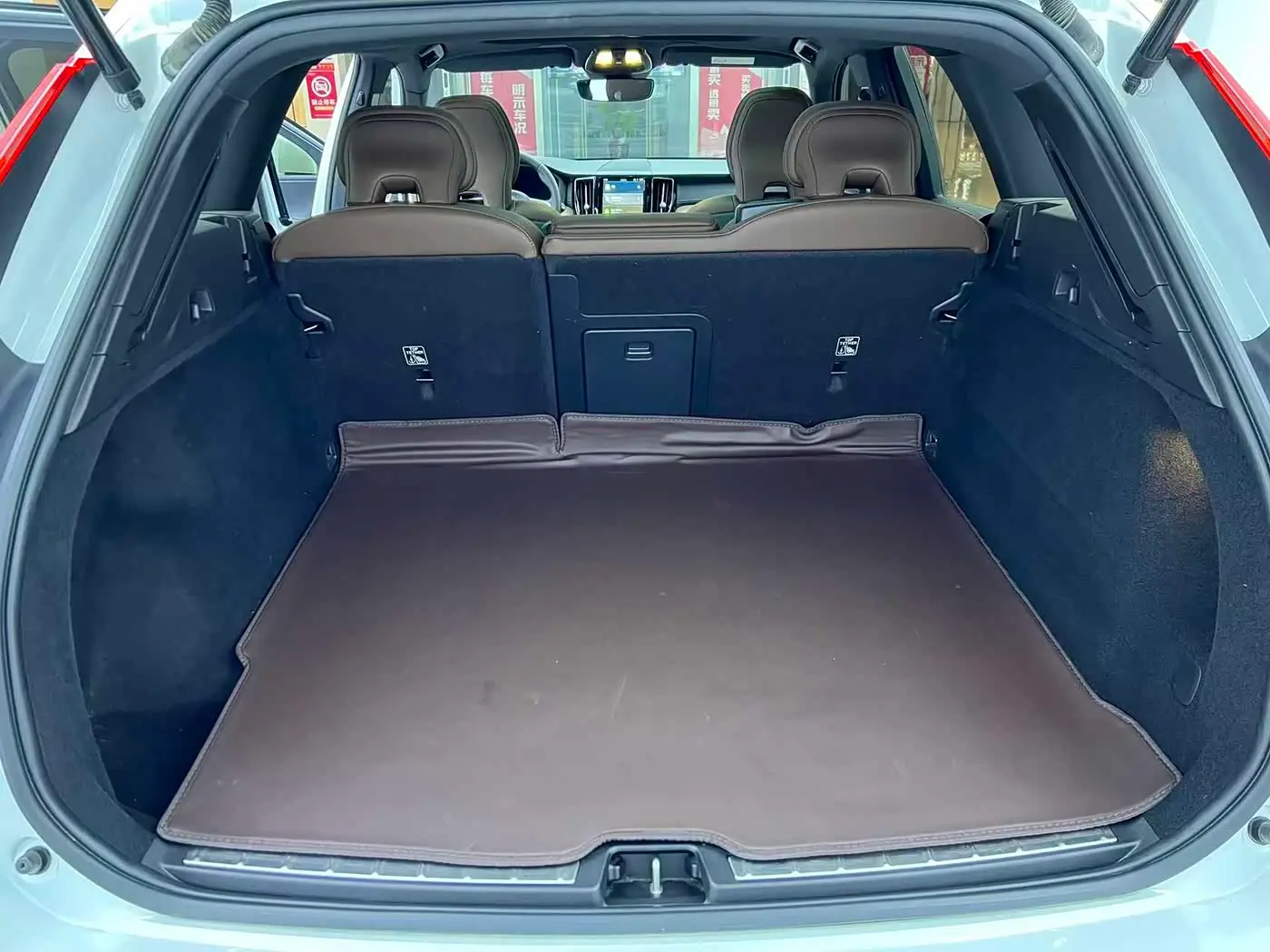 Volvo XC60 2023 — Фото 16/17