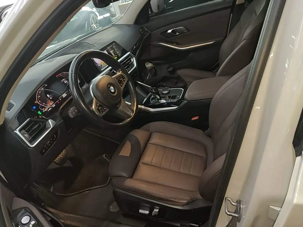 BMW 3 Series 2020 — ფოტო 15/20