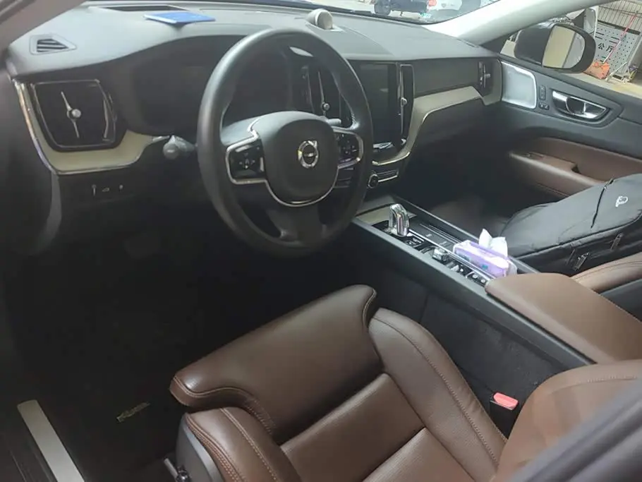 Volvo XC60 Plug-in Hybrid 2019 — Photo 12/16