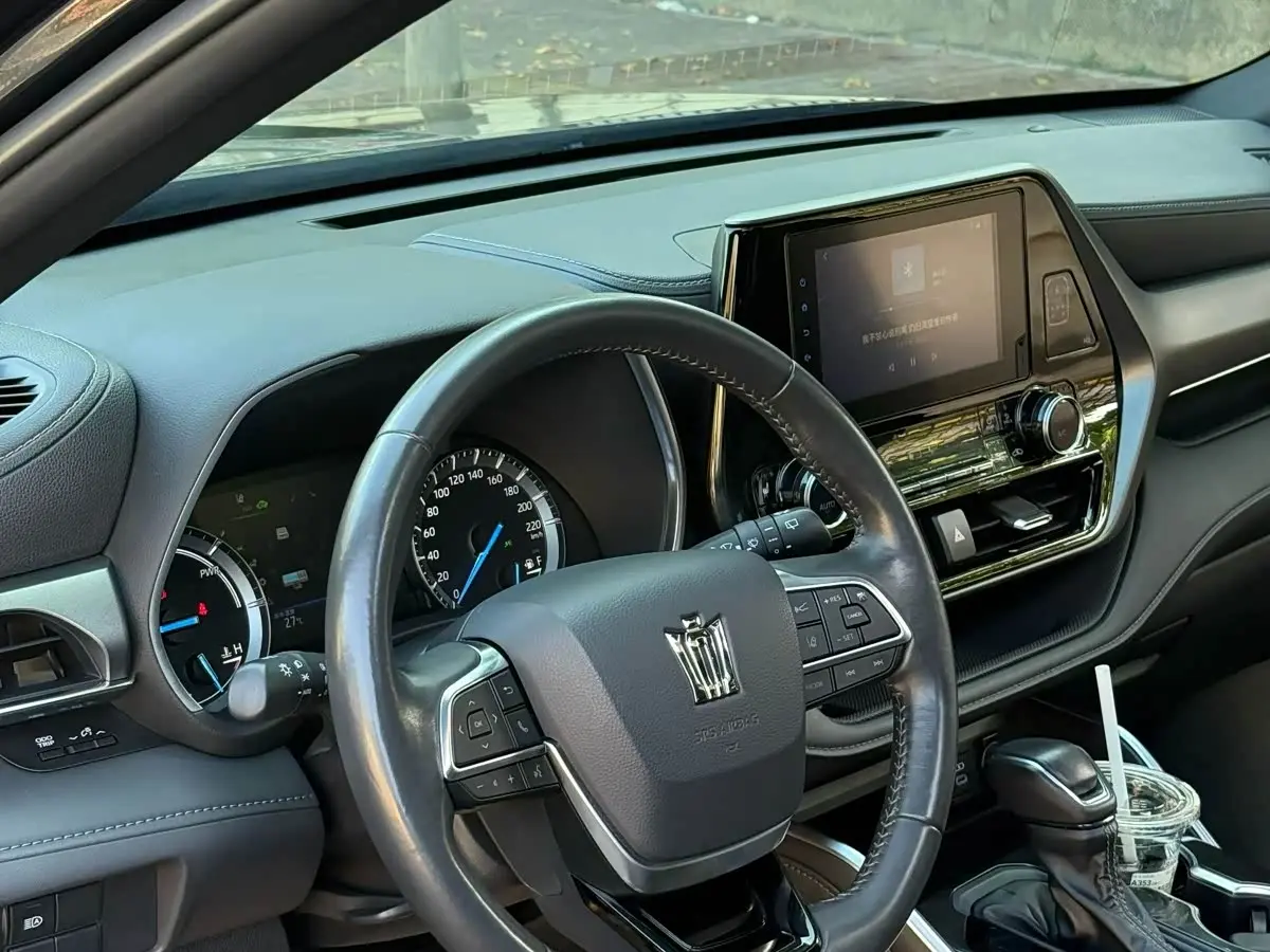 Toyota Crown Kluger 2023 — Photo 3/9