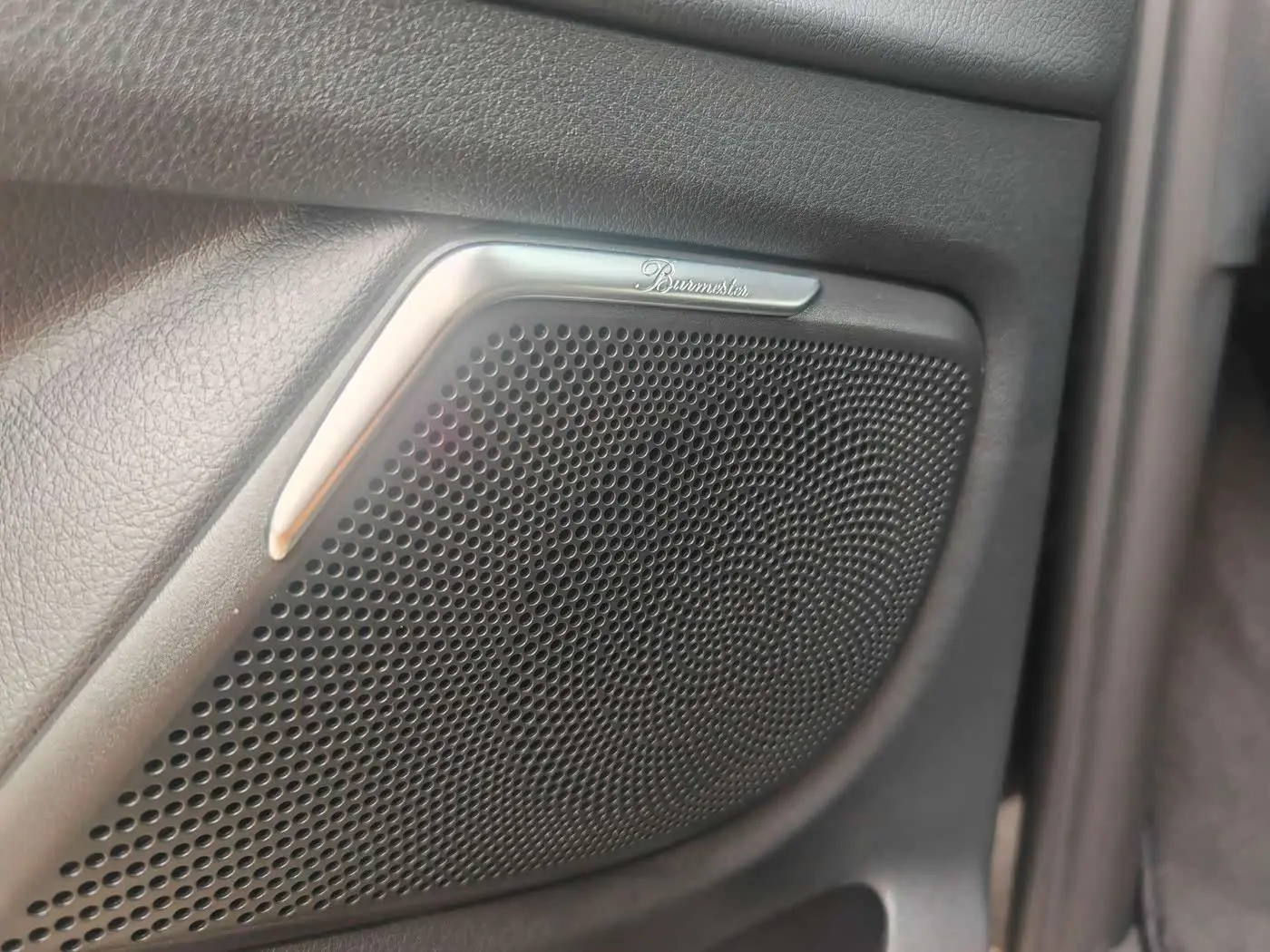 Mercedes-Benz V-Class 2023 — Photo 16/20