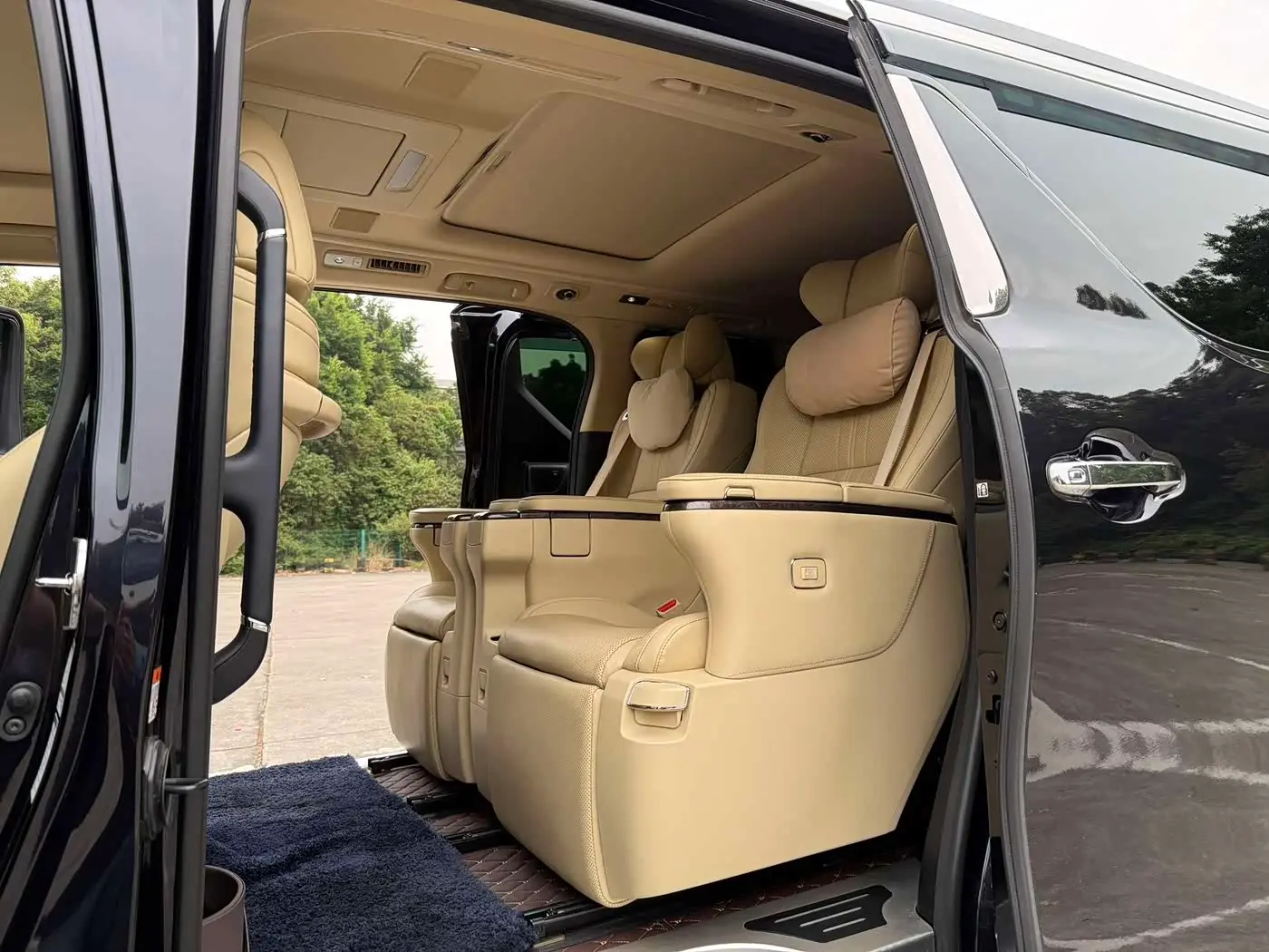 Toyota Vellfire 2023 — Photo 10/20