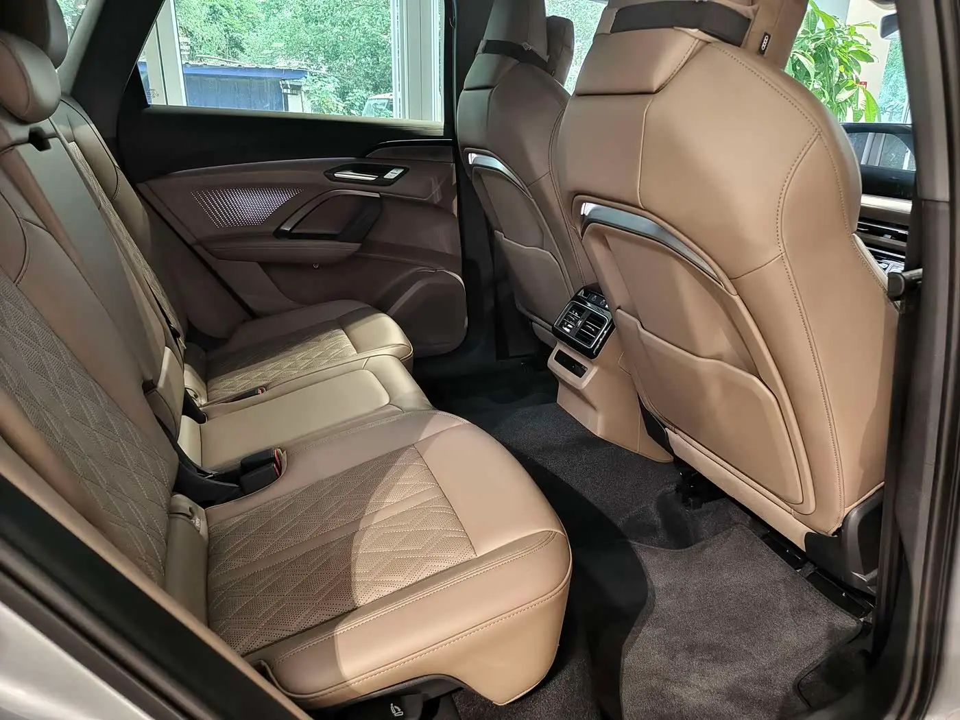 Audi Q5L 2025 — Şəkil 9/14
