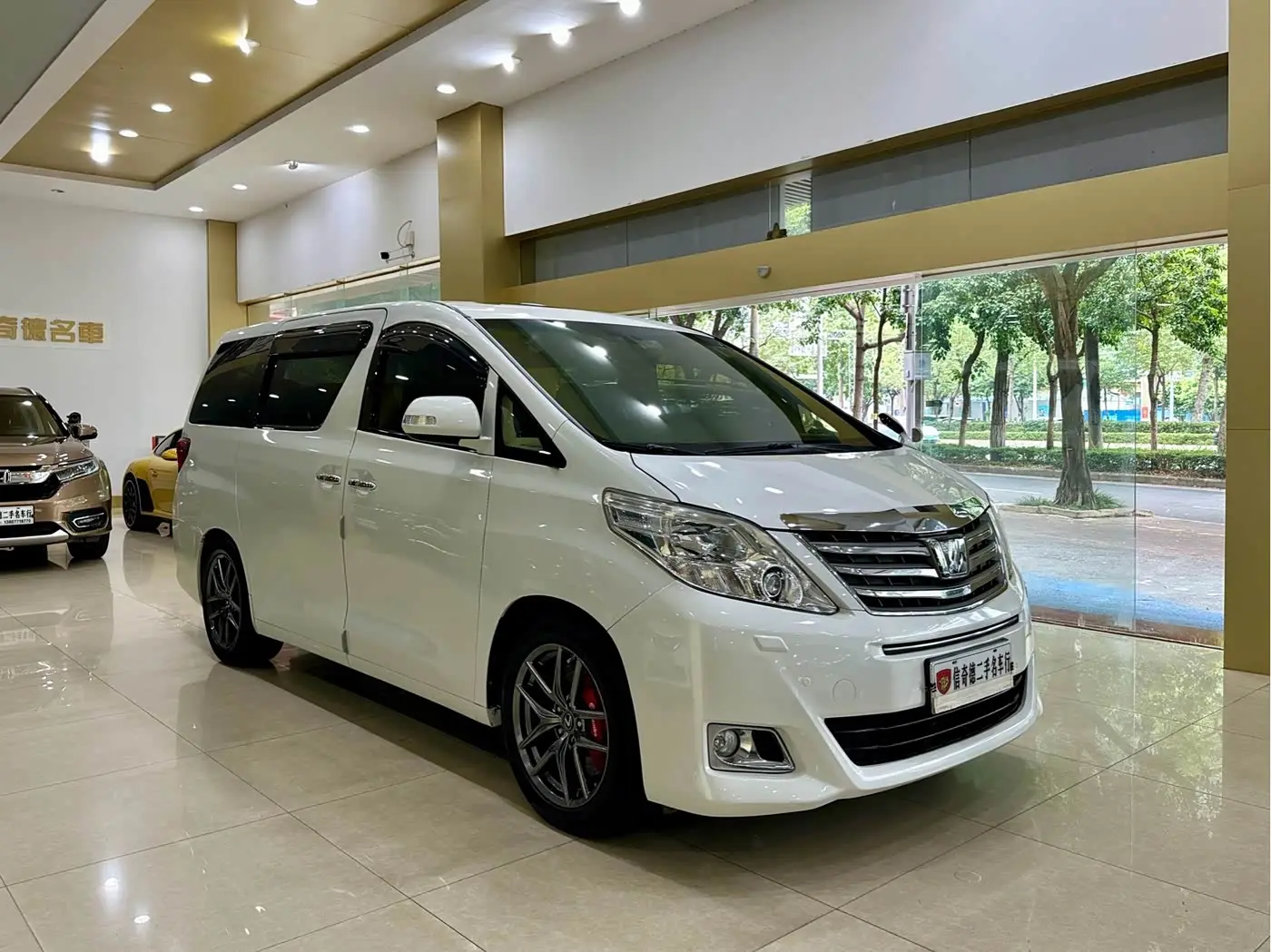 Toyota Alphard 2010 — Photo 6/20