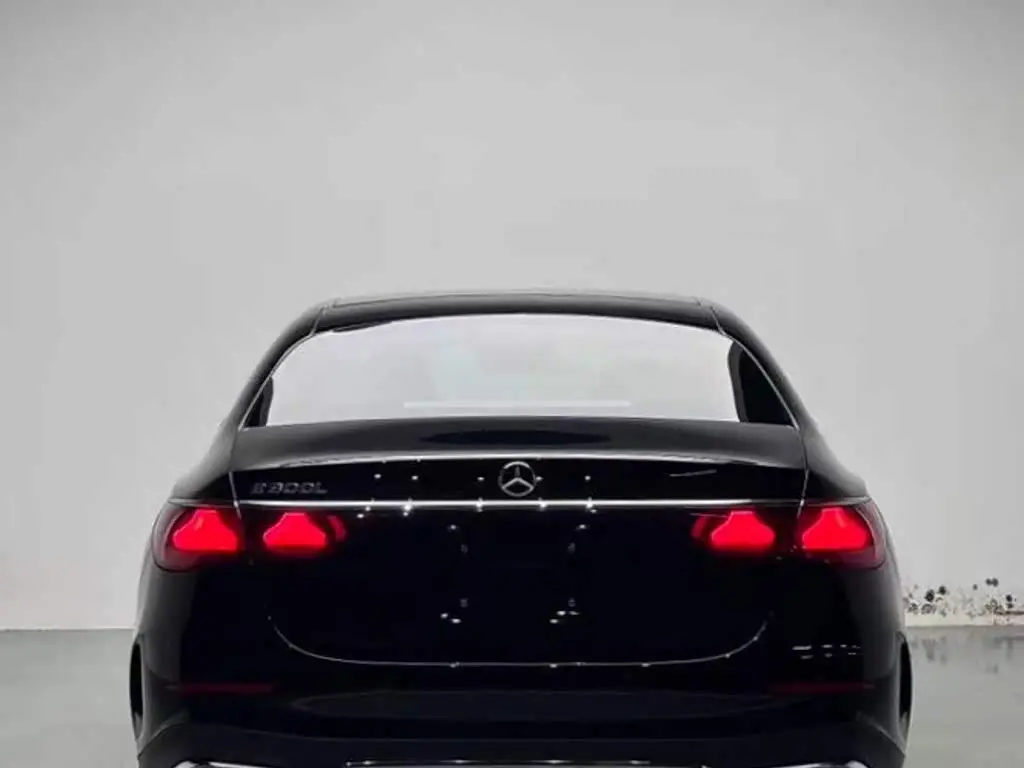 Mercedes-Benz E-Class 2024 — Photo 18/18