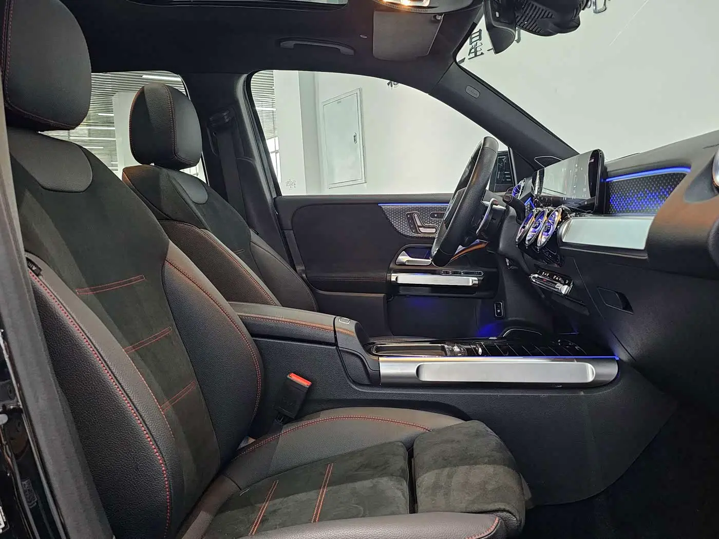 Mercedes-Benz GLB AMG 2025 — Photo 13/15