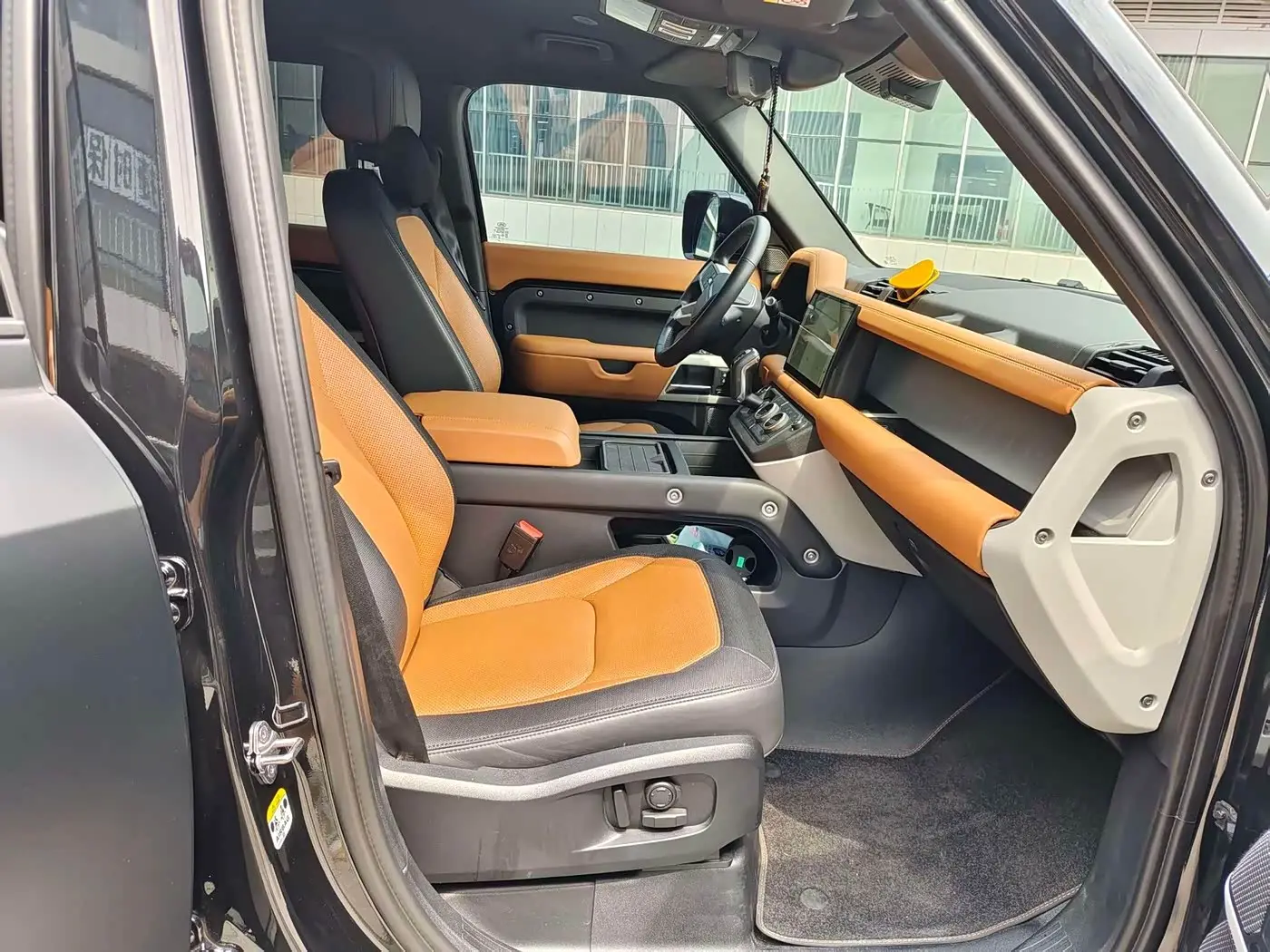 Land Rover Defender 2023 — Photo 10/13