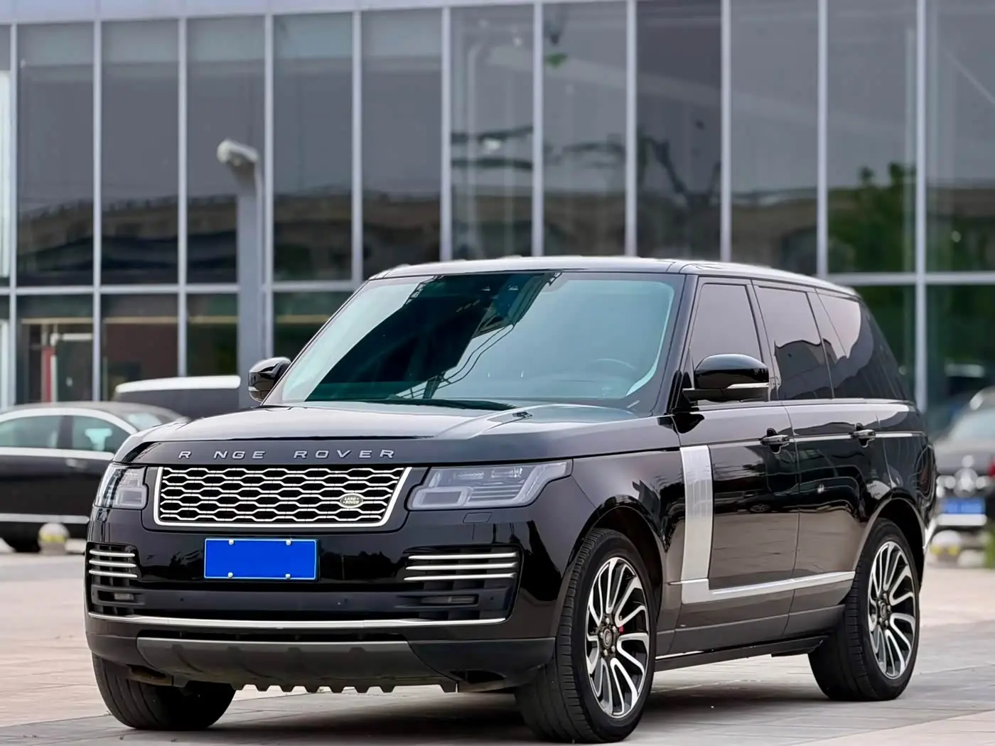 Land Rover Range Rover 2020 — Photo 1/15