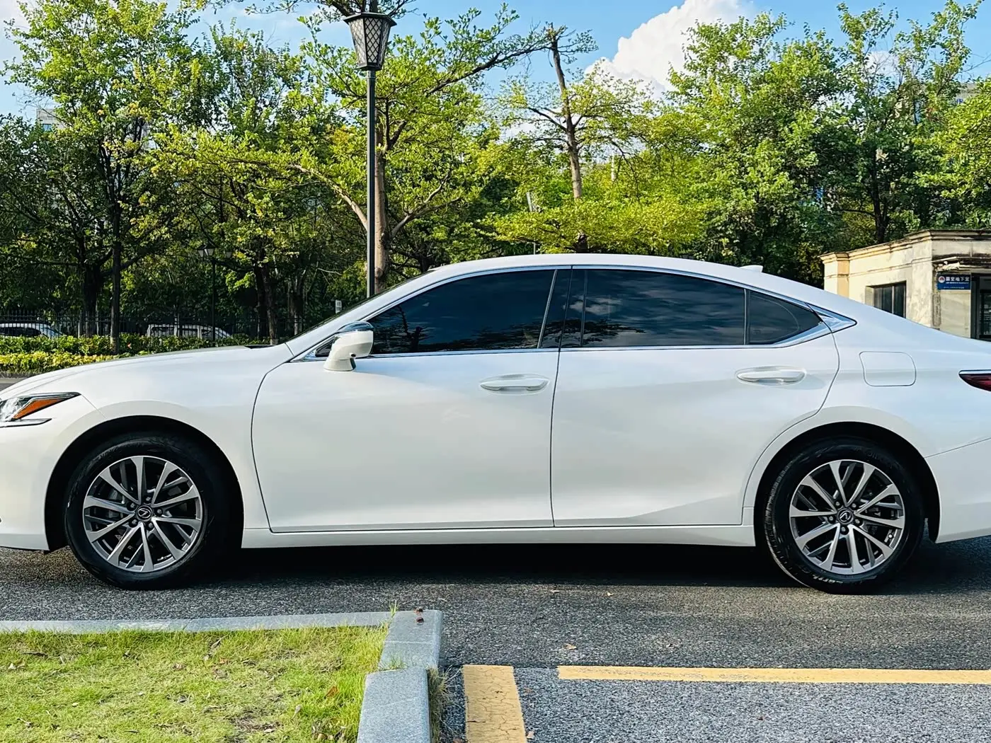 Lexus ES 2021 — Photo 8/20