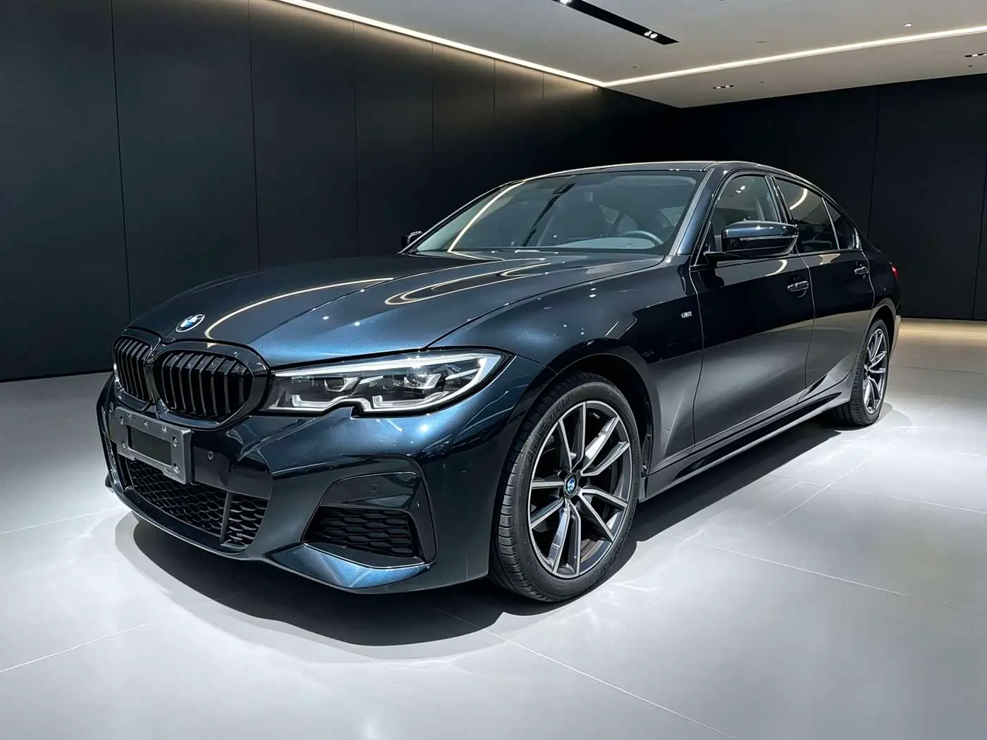 BMW 3 Series 2022 — Photo 1/15