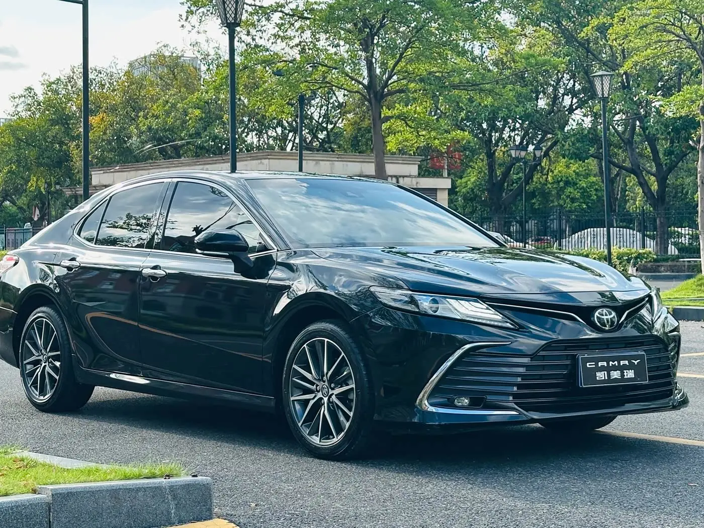 Toyota Camry 2023 — Фото 3/20