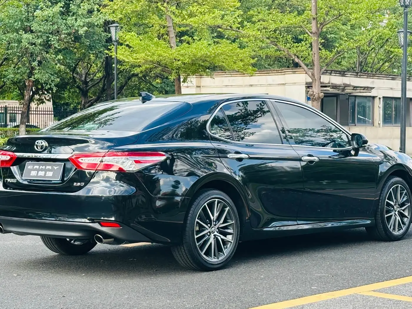 Toyota Camry 2023 — Фото 10/20