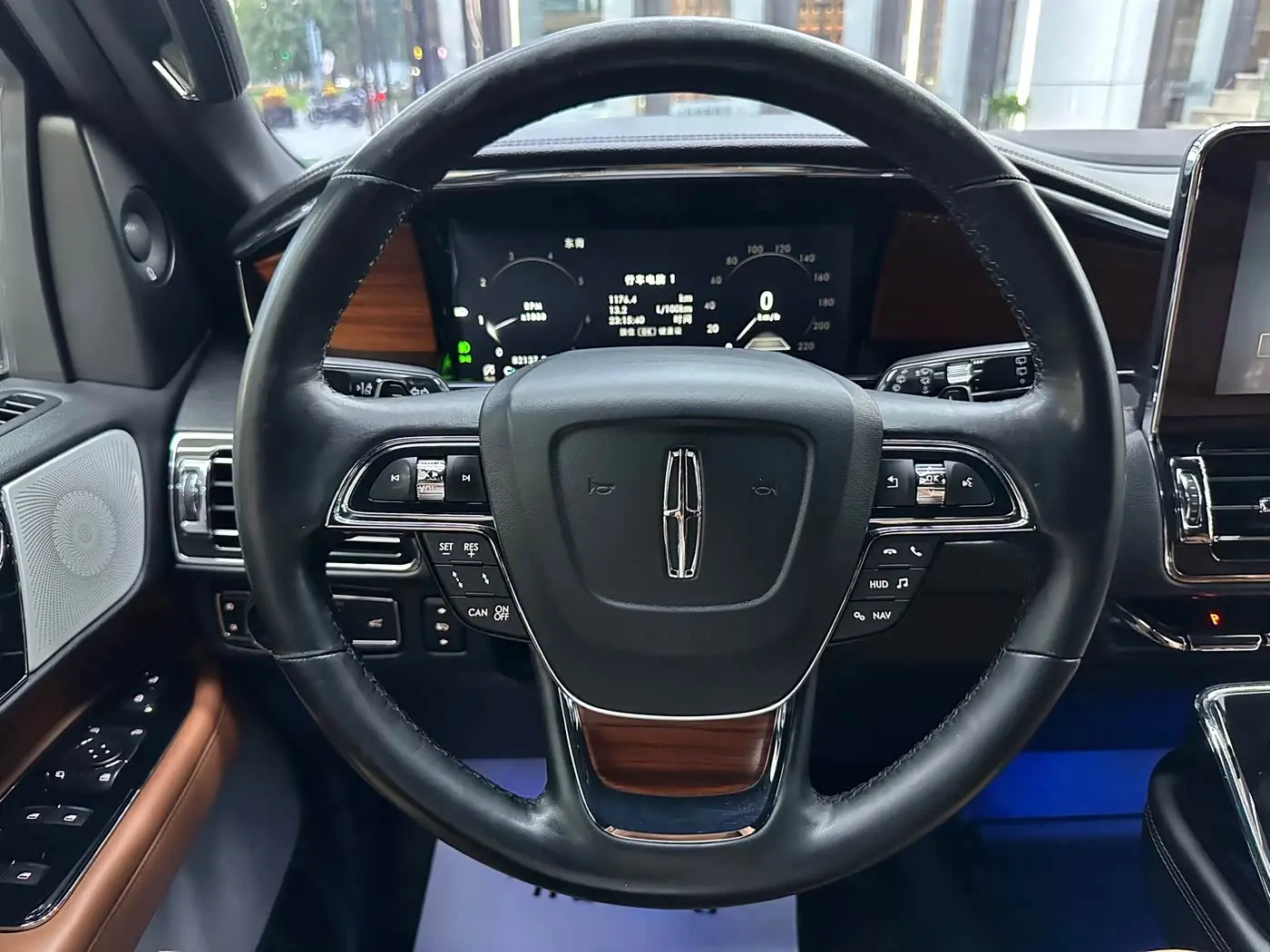 Lincoln Navigator 2018 — Photo 10/20