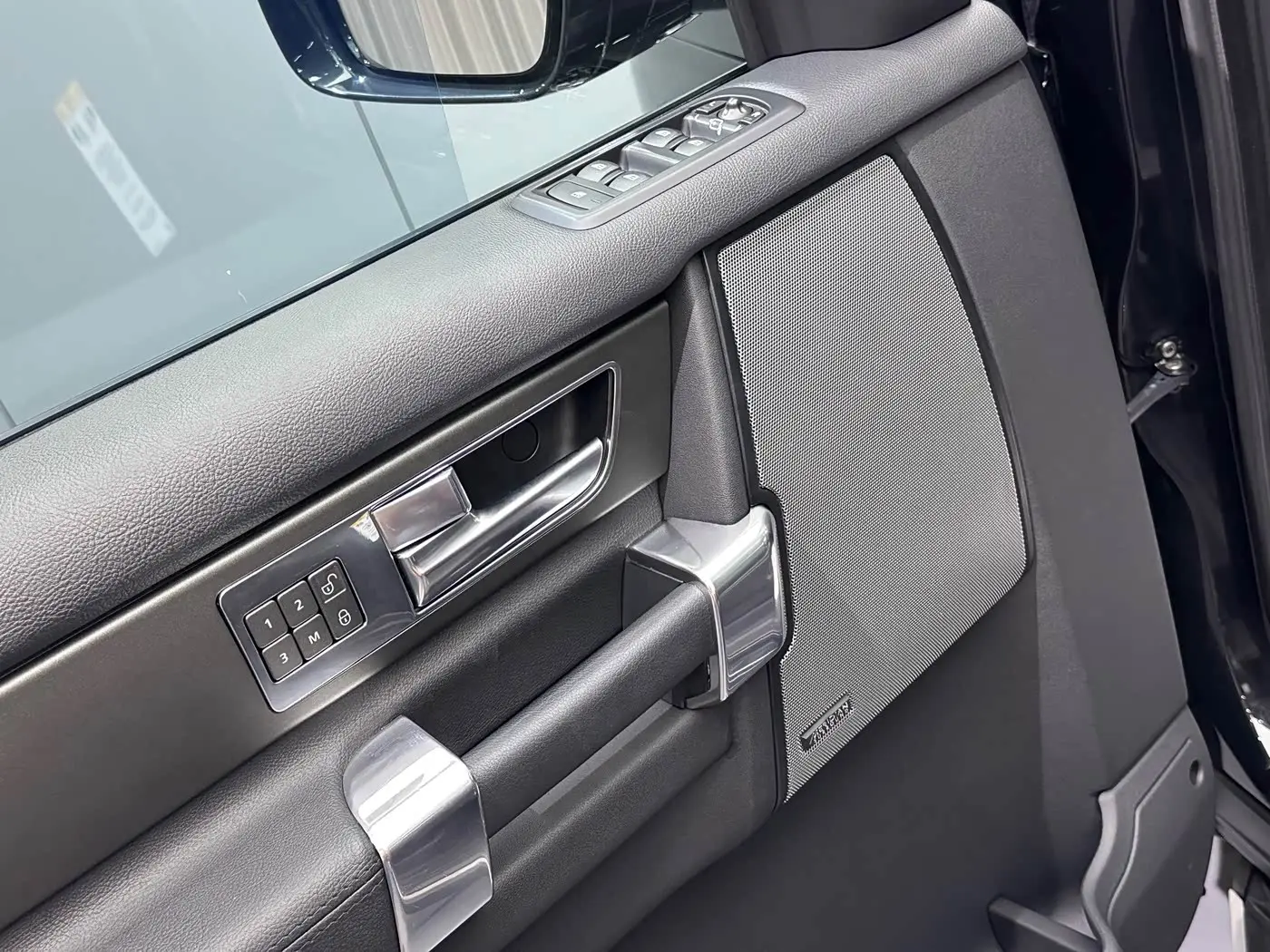 Land Rover Discovery 2016 — Photo 10/20