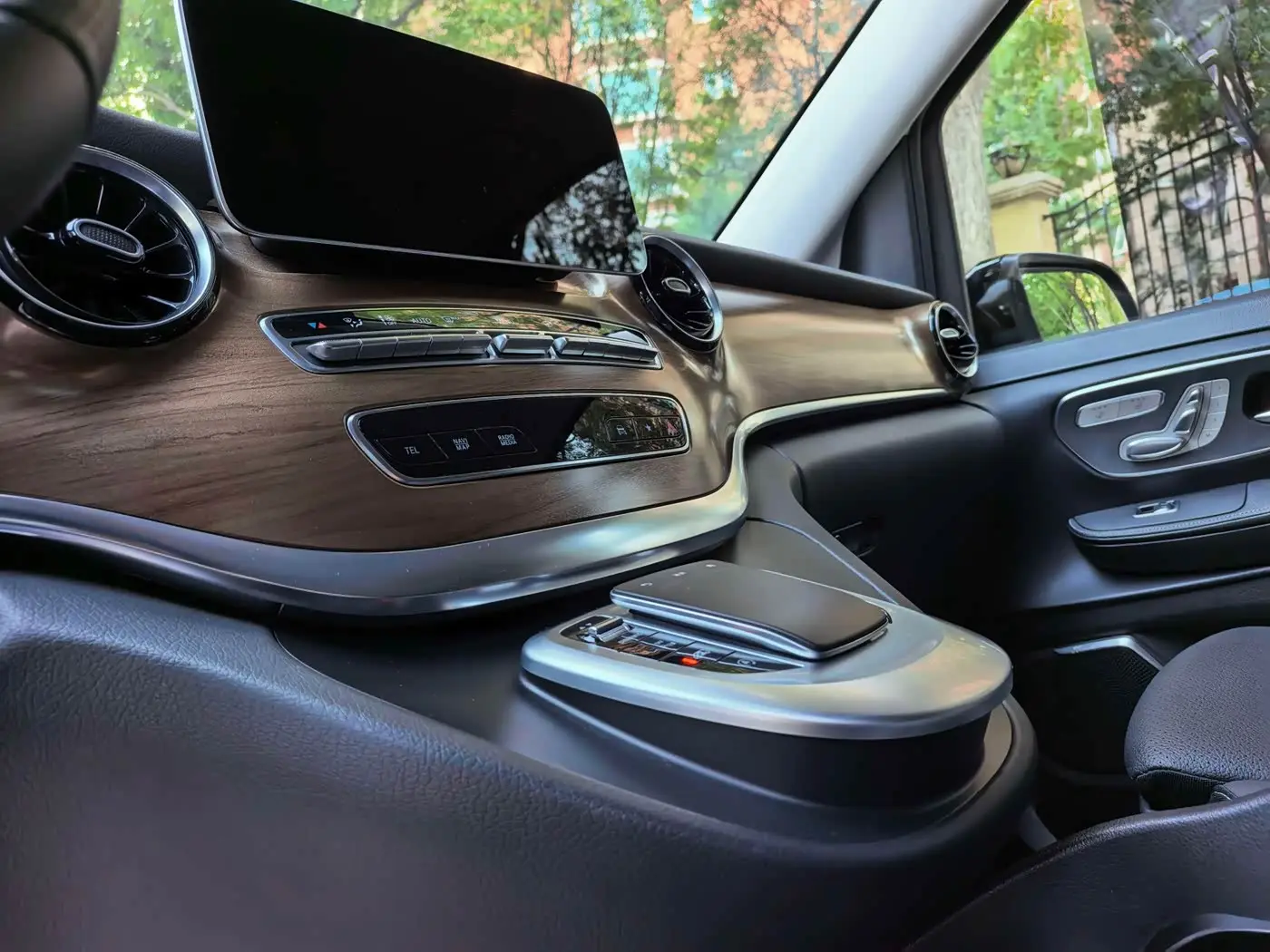 Mercedes-Benz V-Class 2023 — Photo 12/20