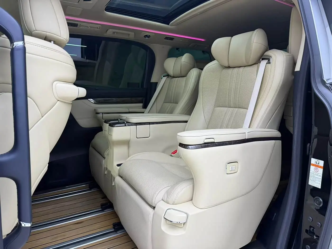 Toyota Vellfire 2021 — Photo 5/9