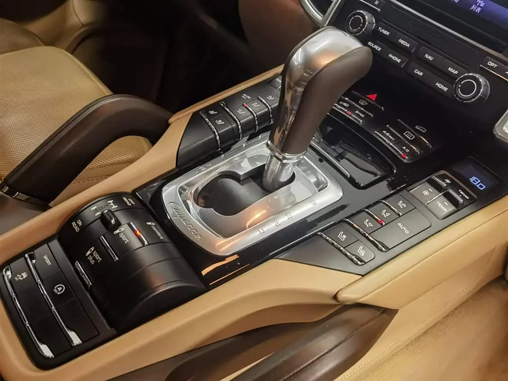 Porsche Cayenne 2018 — Photo 17/19